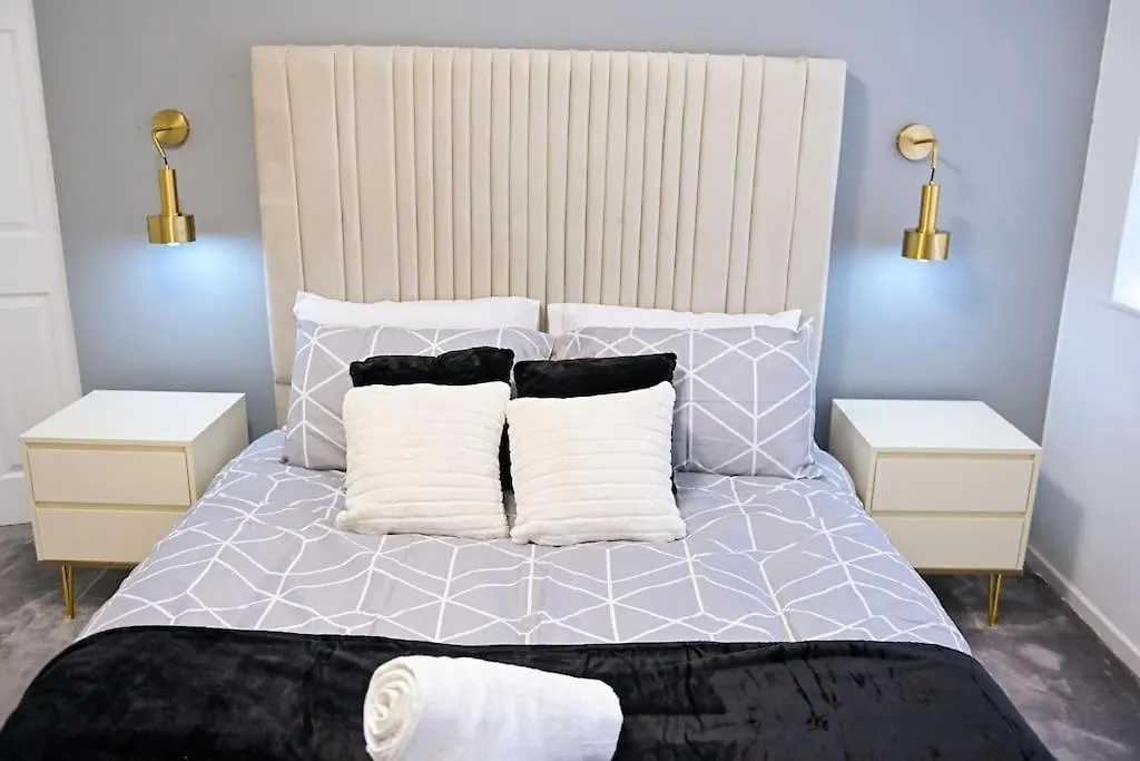3 Bedroom House Manchester With En-Suite Free Wifi And Parking-1